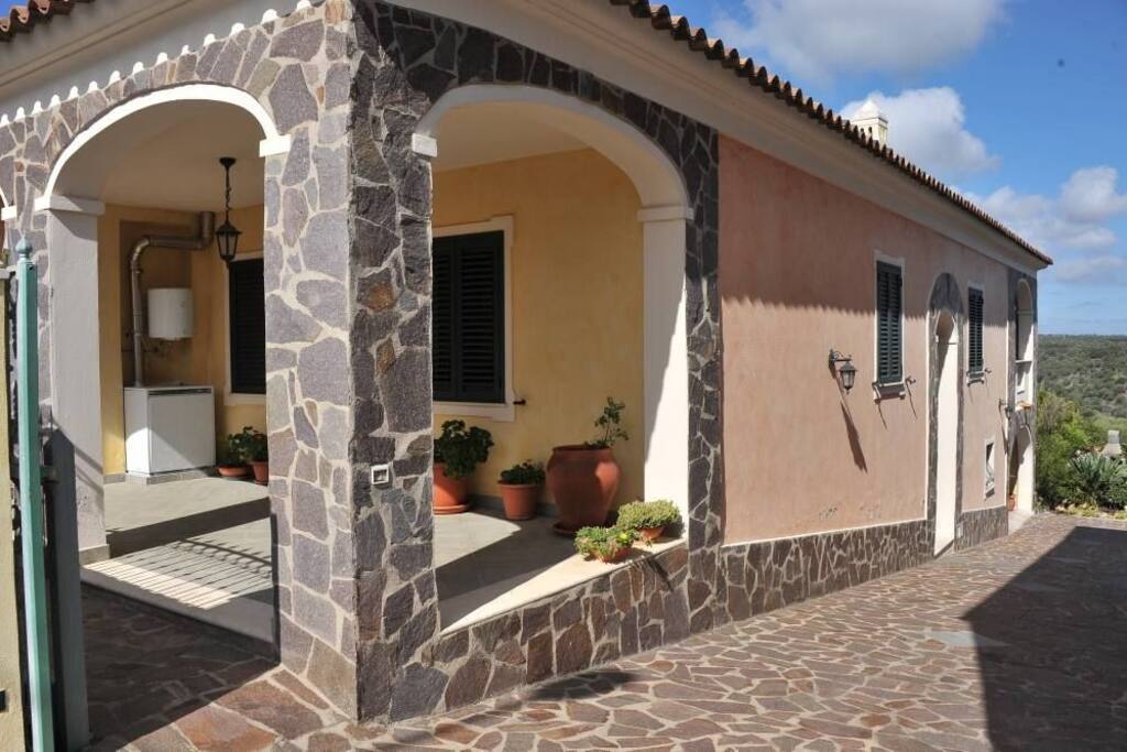 VILLA INDIPENDENTE
CANCELLO CON PARCHEGGIO CUSTODITO SU RICHIESTA