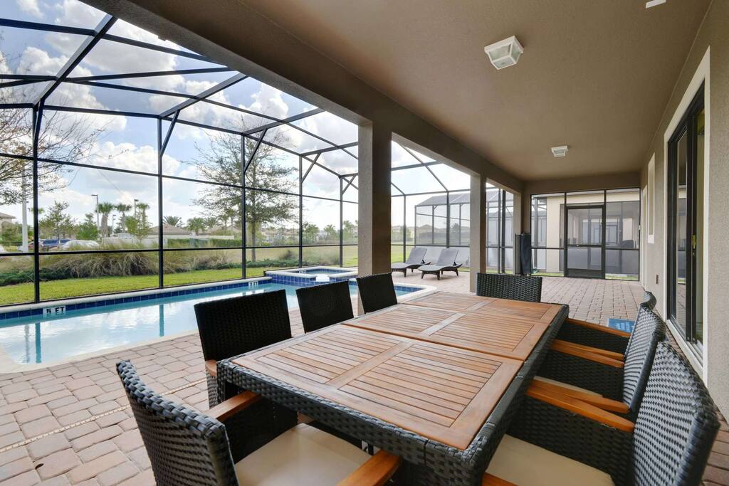 Outdoor dining at it's finest! Have breakfast next to the pool and enjoy the glorious weather that Florida has to offer.