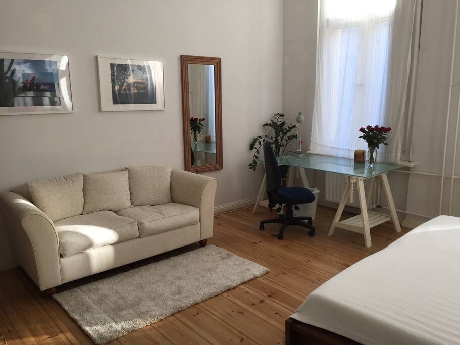 Großes ruhiges helles Schlafzimmer