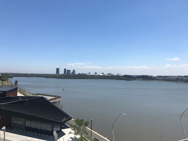 Water-view 5-star living