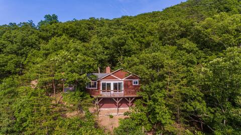 The Bear Den - Mountain Cabin w/ Spectacular Views