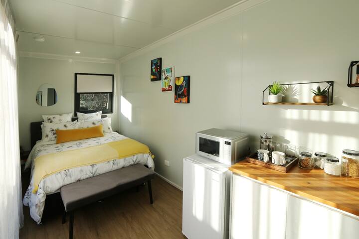 Petite Pod - 15min walk to town, with spa pool