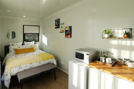 Petite Pod - 15min walk to town, with spa pool