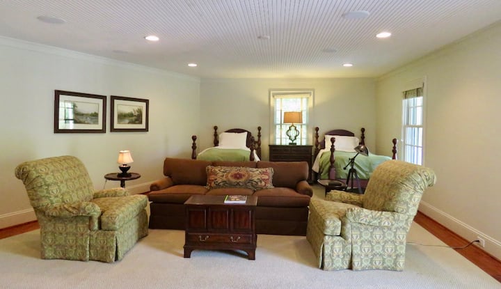 Carriage House Twin Room with Kitchenette & Lounge Area