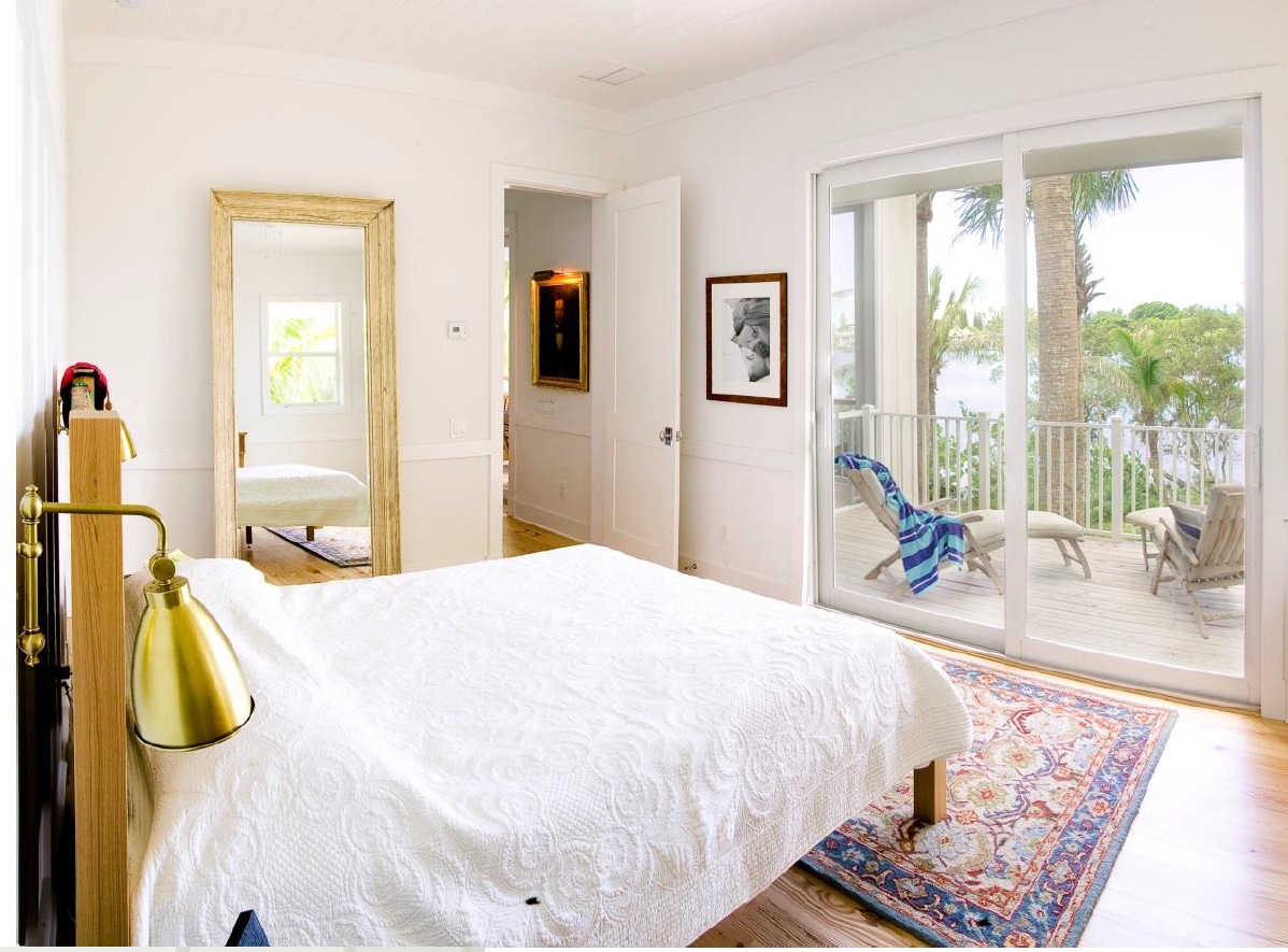 Suite principal en el nivel de estar principal: todas las habitaciones tienen toboganes que conducen a los porches con vista al paisaje tropical, la playa y las aguas del golfo