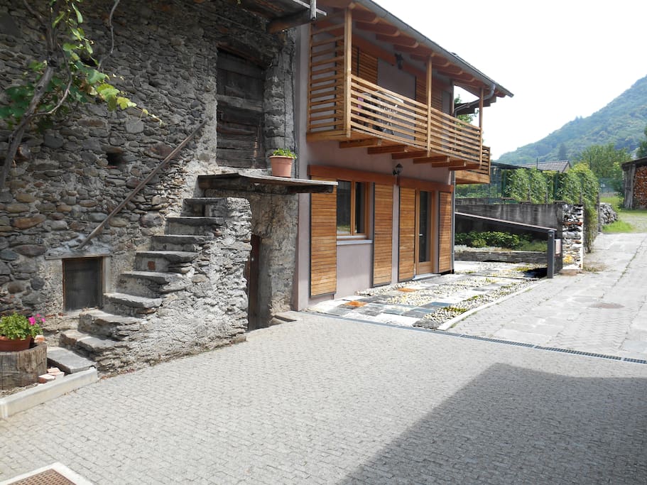 Veduta della piccola corte di accesso.