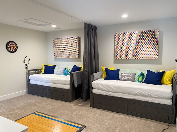 Поткровје на горно ниво со два двокреветни кревета кои се претвораат во брачни кревети.  Завеса за приватност помеѓу креветите.