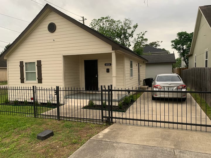 Cozy 2 Bedroom Home in Houston, Texas Houses for Rent in Houston