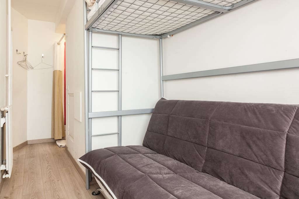 petite chambre pratique canapé-lit + lit en hauteur