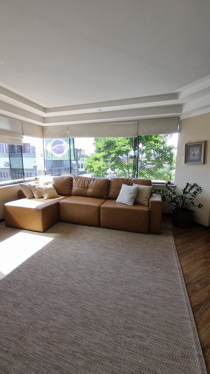 غرفة اجتماعية مع تلفزيون 