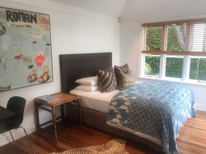 Легло тип Кингсайз с изглед към задната градина