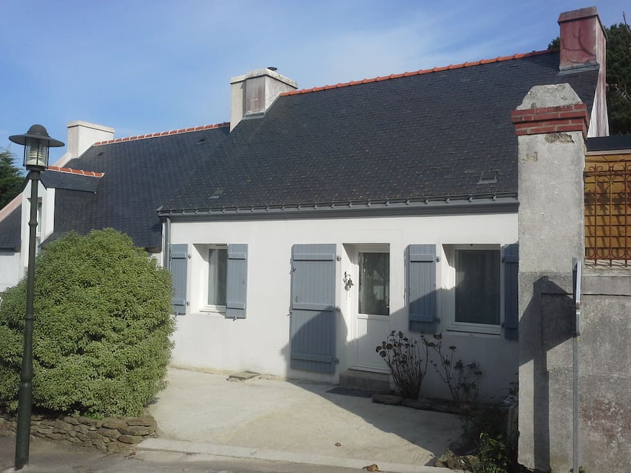 La façade de la maison. Sa petite cour permet de garer une voiture.