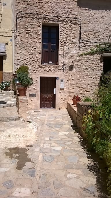 Front door of the House (centre) /La Puerta de la Casa