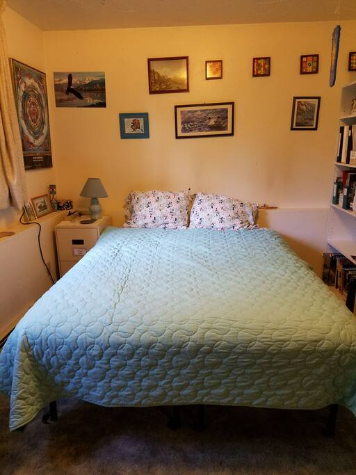 Queen bed. Ectra pillows available