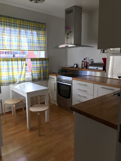 Kjøkken med oppvaskmaskin og kaffetrakter/vannkoker.