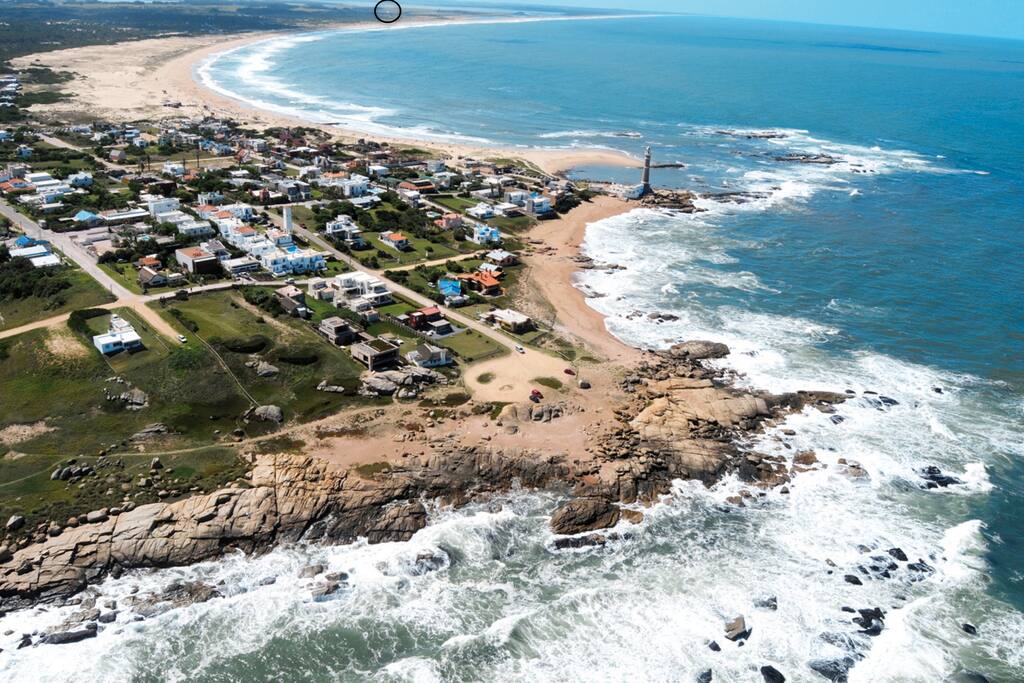 Ubicación. Frente a la Playa Brava en el Brazo de Laguna Garzón