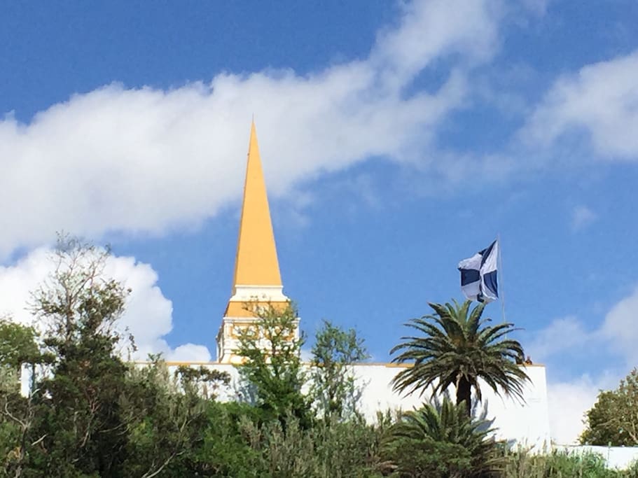 A Memória. Situado no topo do belíssimo Jardim Duque de Terceira, em plena cidade Património da Humanidade, o Alto da Memória é um local de onde se tem um belo panorama, coroado pelo Obelisco da Memória, construído em homenagem à visita que o Rei . Pedro IV efectuou à Ilha Terceira. O monumento está hoje no local do antigo Castelo da cidade, conhecido por Castelo dos Moinhos, que terá sido construído cerca de 1474. Daqui a vista sobre a cidade é maravilhosa, contemplação desta cidade Património de Humanidade, que importa conhecer