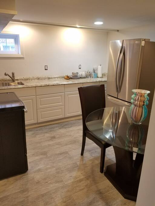 This is also a partial view of the kitchen