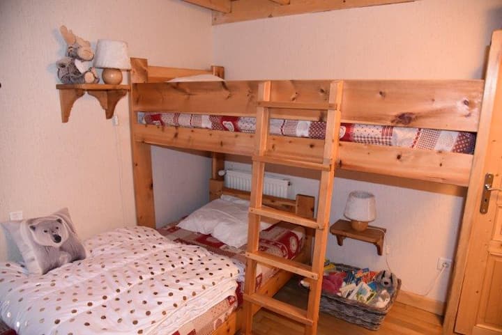 Dormitorio 3 : 2 camas 90, literas.