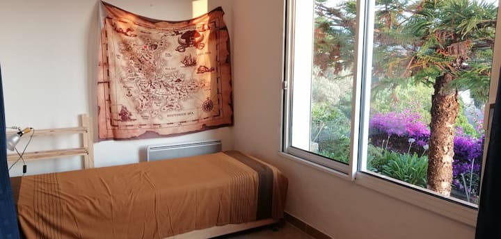 пиратския интериор на ефимерната стая 