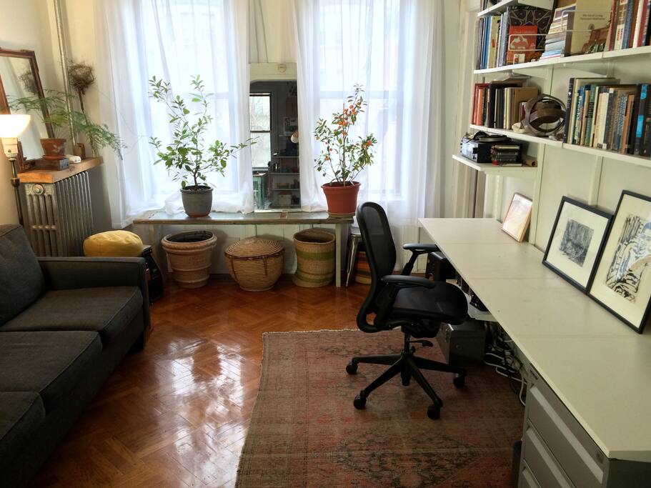the living room with no computer (it will probably not be there when you rent the apt)