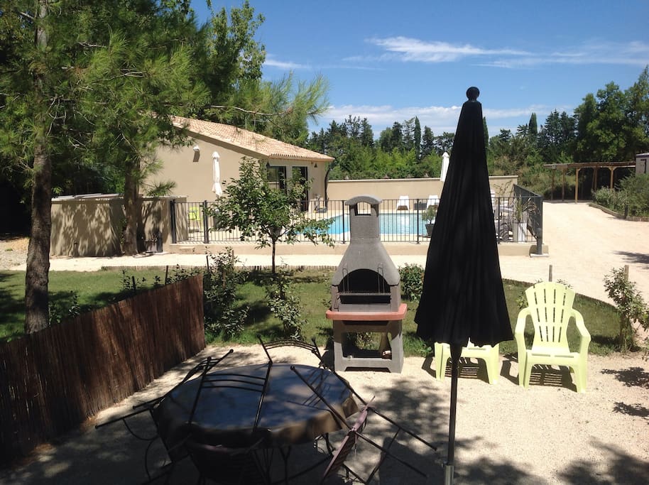 Terrasse privative avec vue sur piscine .