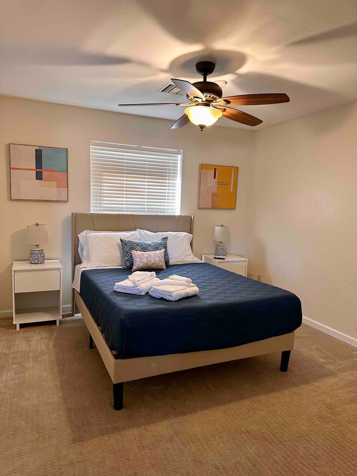 Chumba cha 3 cha kulala - kitanda aina ya queen kilicho na televisheni 