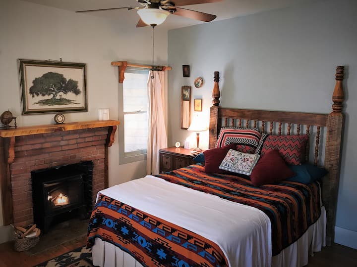 Hlavná spálňa s krbom v Vacation Guesthouse Ranch Rental at New Mexico Cabin Rentals, Gila, New Mexico.