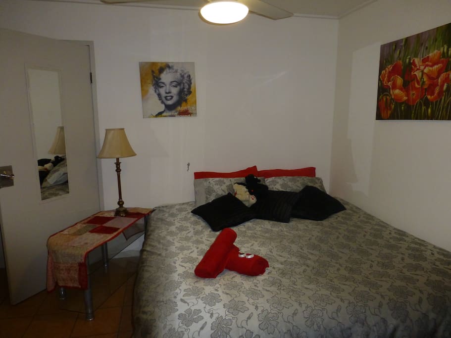 King Bed OR 2 x Single Beds