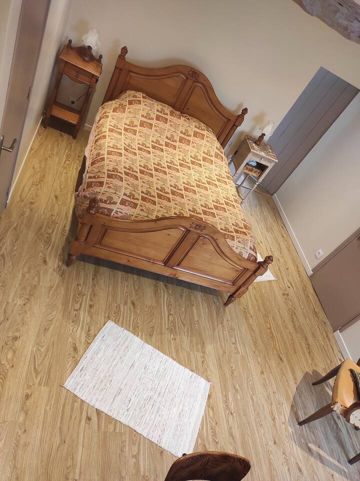 Spálňa číslo 2 15 m2 s veľkou manželskou posteľou, písacím stolom a komorou.