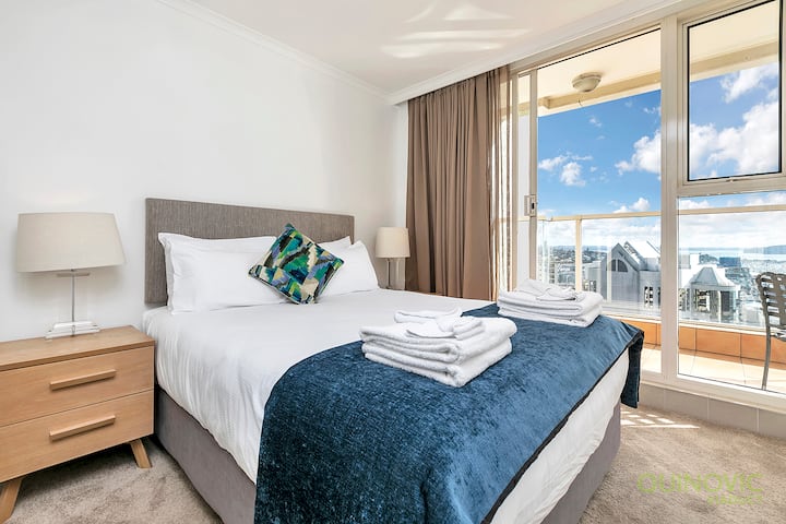 Retraite de chambre élégante : une chambre magnifiquement décorée avec un lit moelleux, un accès direct au balcon et une lumière naturelle.