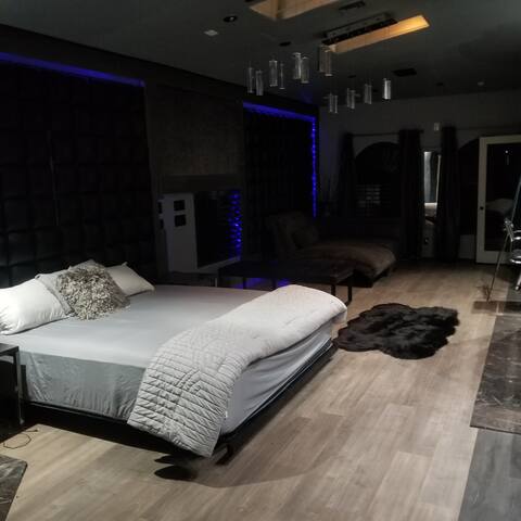 super loft 4/20 designer suite gallery image 4