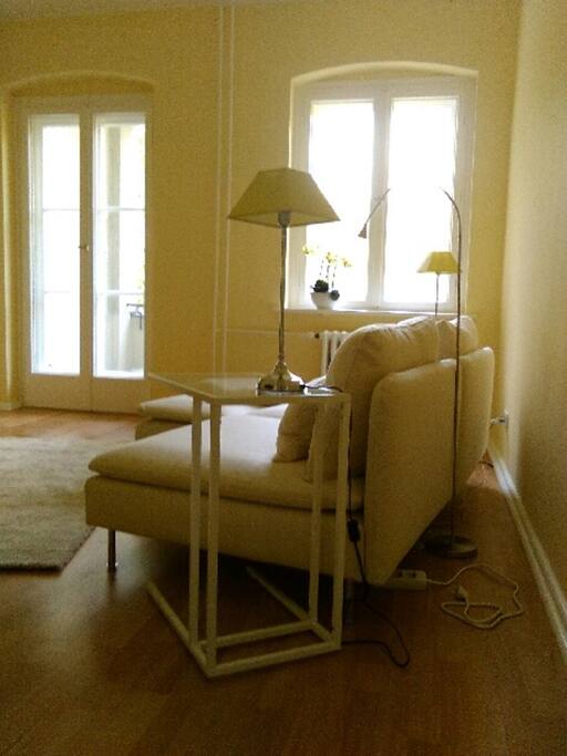 Im Wohnzimmer der Blick zum Südbalkon