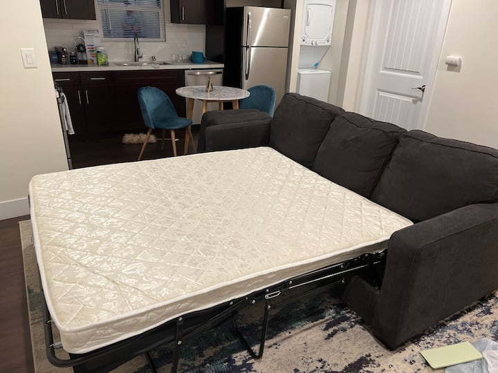 Ова повлекување е во целосна големина и имаме густа сина подлога од пена што може да ја додадете за да го направите спиењето тука сон. Освен тоа, имаме перници и ќебиња што може да ги користите за да останете топли или ладни. 