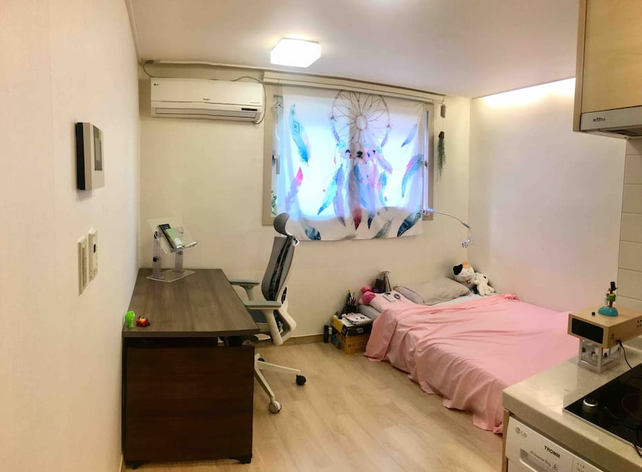 메인 침실 겸 거실.
책상은 없어질 수 있습니다. 필요시 말씀하세요.
the main bedroom and living room.
Desk can be removed. If you need desk, tell me before you arrive.