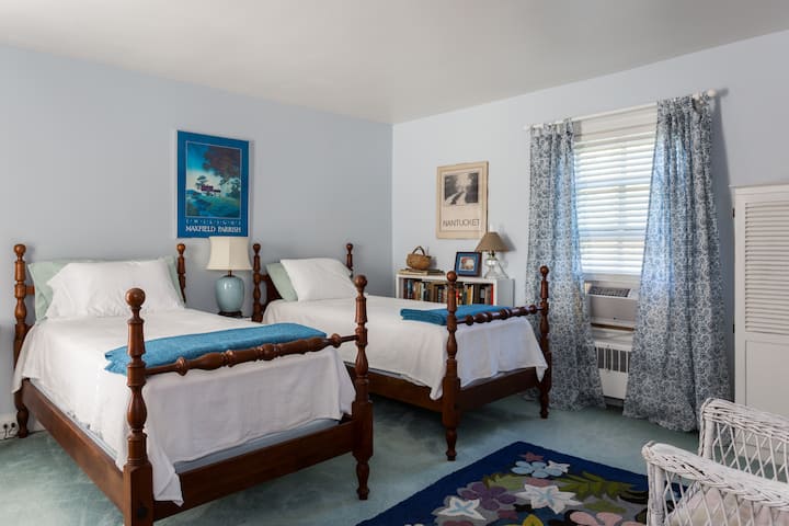 Chumba cha kulala ghorofani na Vitanda Viwili.