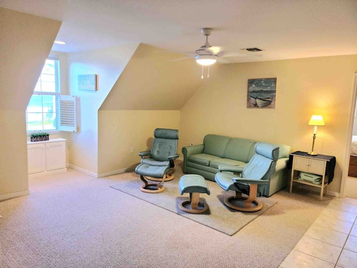 Salla e dytë e ndenjjes në katin e sipërm.  