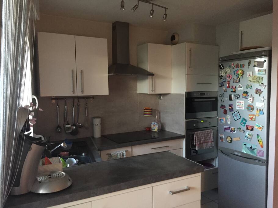 Cuisine équipée avec four, cafetière senseo, frigo, plaque à induction