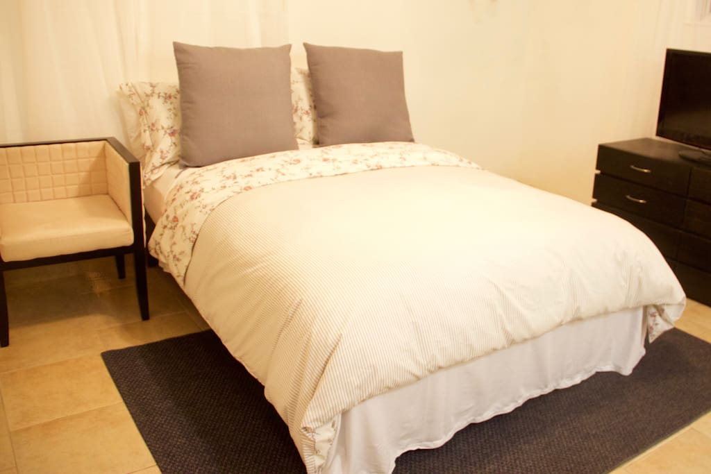 Queen size bed.