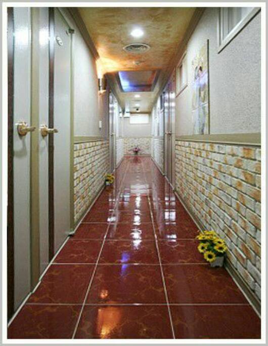 양쪽으로 통로가 있어서 유사시 대피로와 통로로 이용하고 있어요.