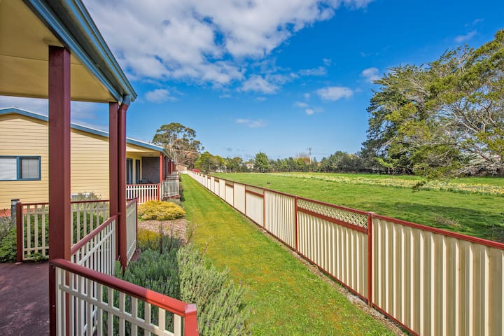 Marsden Court Strahan - Garden Balcony Apartment 1