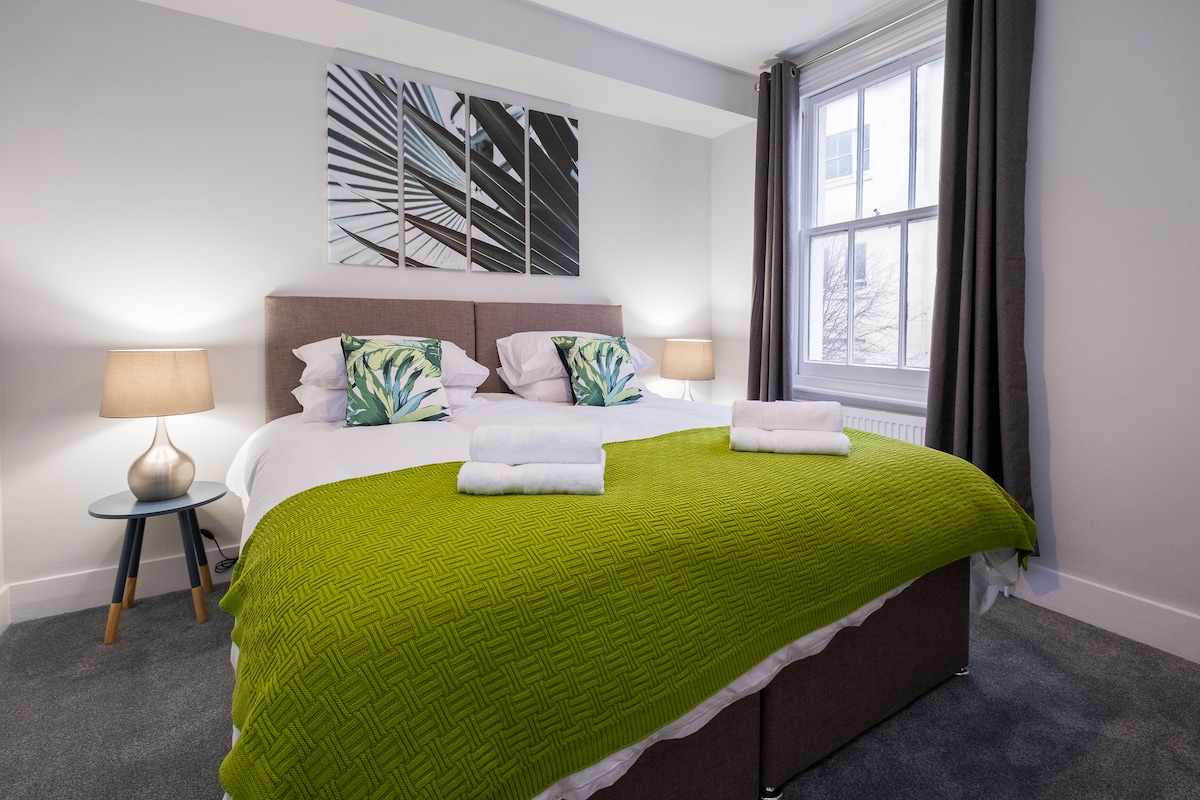 Cama de matrimonio, colchón de bolsillo para un sueño cómodo.  También puedes organizarse como dos individuales de tamaño completo (ver foto)