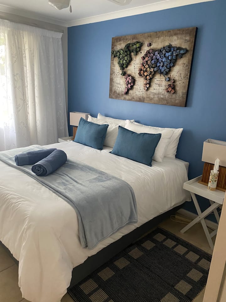 Spavaća soba 3 Svjetao i prozračan bračni krevet s prekrivenim zavjesama.