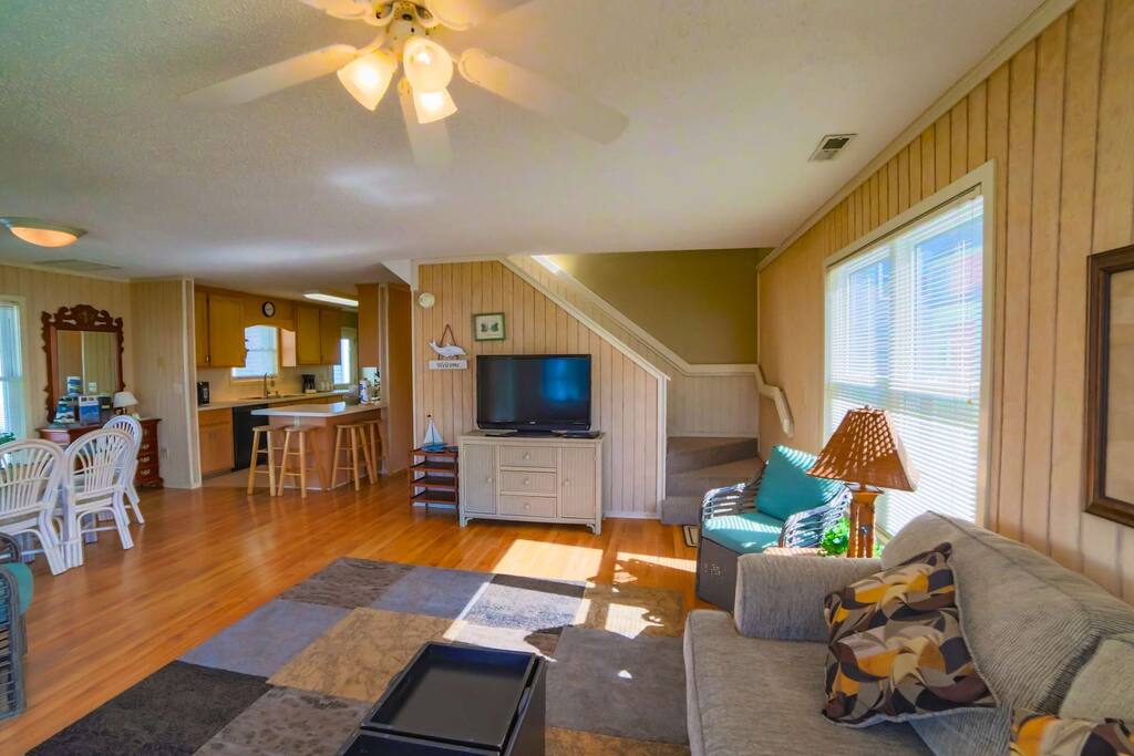 Flat screen TV for evening entertainment, don't miss favorite shows or sports events.
