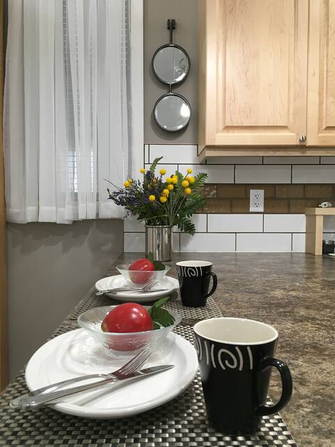 Private West Park Studio with Full Kitchen/Laundry