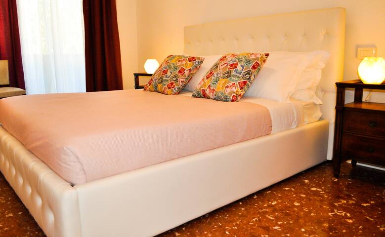 Trastevere: Exclusive 2 Apartments 8 Bedrooms gallery image 3