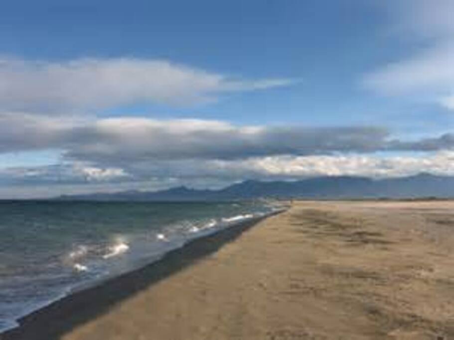 A 100 mètres de la plage.