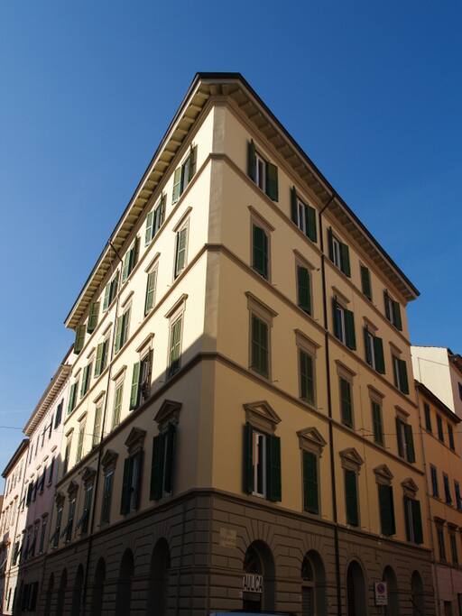 L'appartamento si trova al terzo piano di questo elegante palazzo d'epoca.