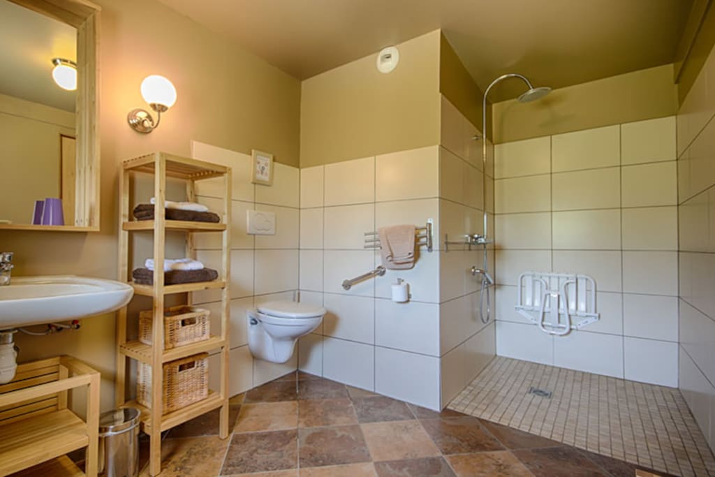 salle de bain RDC accessible handicap et communicante avec la chambre