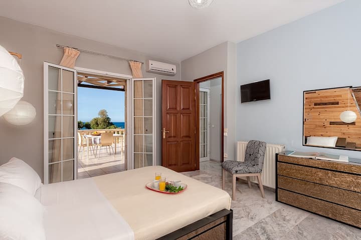 Dormitorio bellamente diseñado con balcón privado e impresionantes vistas